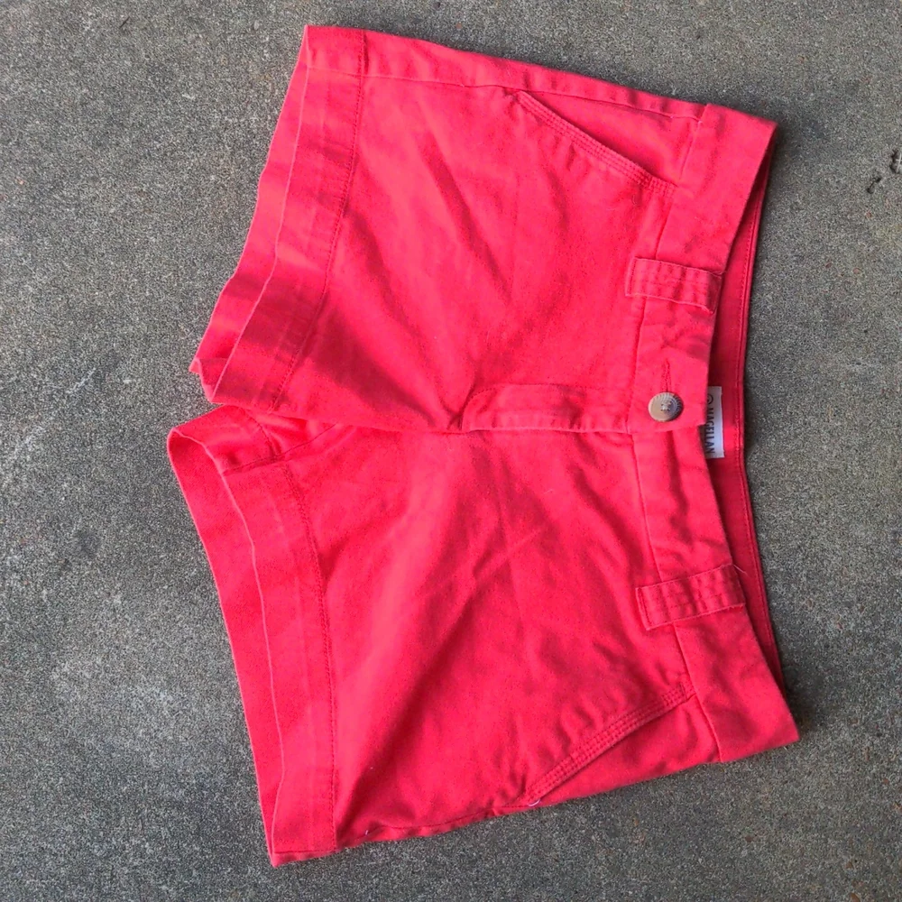Magellan Outdoors Poppy Red Cotton/Spandex Chino Shorts w/ Tortoise Shell Button - Picture 3 of 12